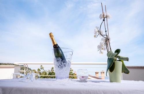 Residence Riviera في بالينورو: زجاجة من النبيذ موضوعة على طاولة