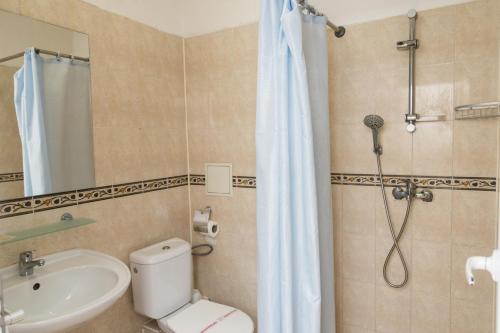 ein Bad mit einer Dusche, einem WC und einem Waschbecken in der Unterkunft Hotel Central in Sonnenstrand