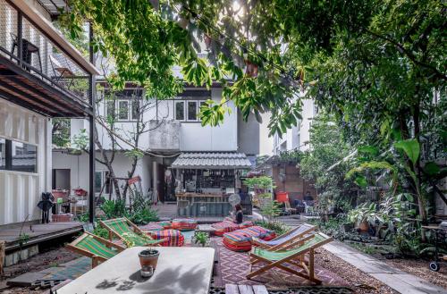 Сад в The Yard Bangkok Hostel