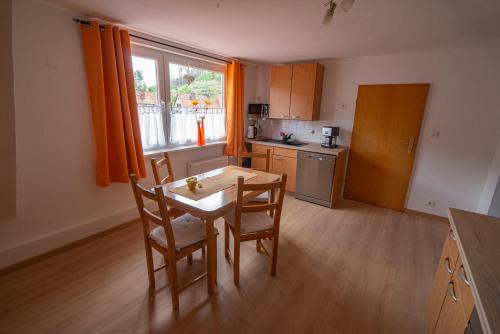 a kitchen with a table and chairs in a room at Ferienwohnung Bergblick -KEINE MONTEURE- in Goslar