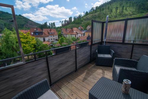 a balcony with chairs and a view of a city at Ferienwohnung Bergblick -KEINE MONTEURE- in Goslar