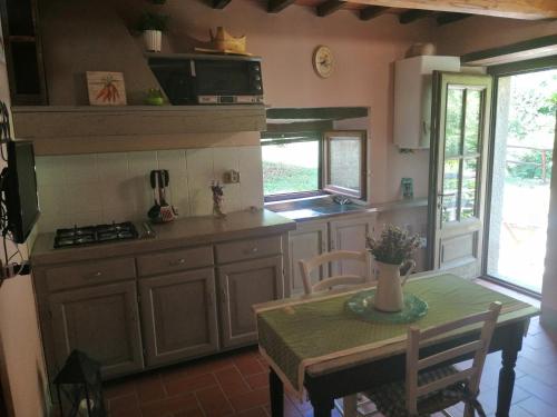 Dapur atau dapur kecil di Rustico "il Casale del Mulino"