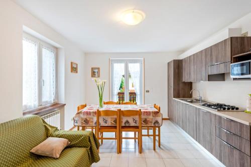 een keuken en eetkamer met een tafel en stoelen bij Casa Alberta in Pieve Di Ledro