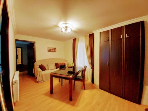 sala de estar con mesa y cama en Baia's apartments, en Tiflis