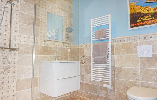 uma casa de banho com um chuveiro e um WC. em Lovely Apartment In Laurens With Wifi em Laurens