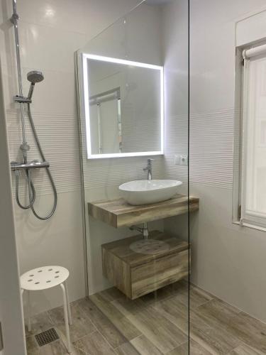 a bathroom with a sink and a mirror at Puntos cardinales in Los Corrales de Buelna
