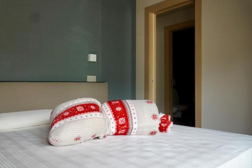 two pillows sitting on top of a bed at Alpi Azzurre in Limone Piemonte