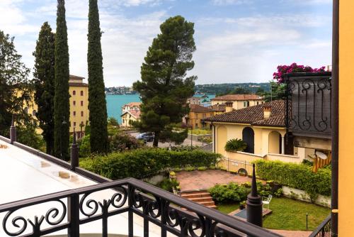 una vista desde el balcón de una casa en Mefuta Hotel, en Gardone Riviera