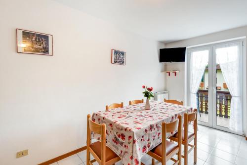 a dining room with a table and chairs and a window at Casa Alberta in Pieve Di Ledro