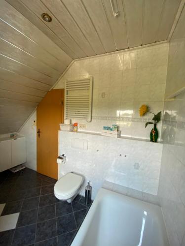 Ένα μπάνιο στο Ferienwohnung Bock im Seenland