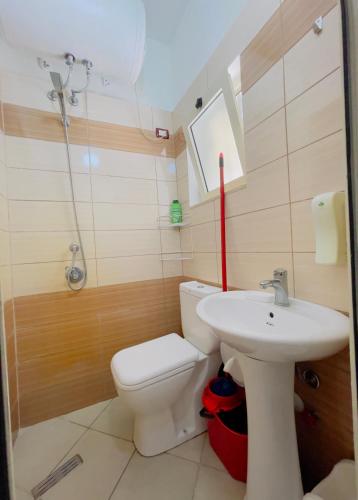 Beach Apartaments في دوريس: حمام مزود بمرحاض ومغسلة