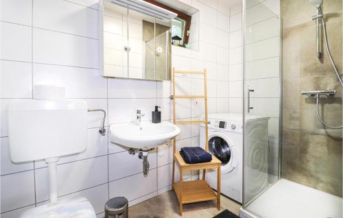 y baño con lavabo y lavadora. en Nice Home In Techelsberg With 1 Bedrooms And Wifi, en Techelsberg am Worthersee