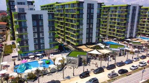 eine Luftansicht eines Resorts mit Pool und Gebäuden in der Unterkunft PROMENADA Apartments Beach Resort Mamaia Nord in Mamaia Nord – Năvodari