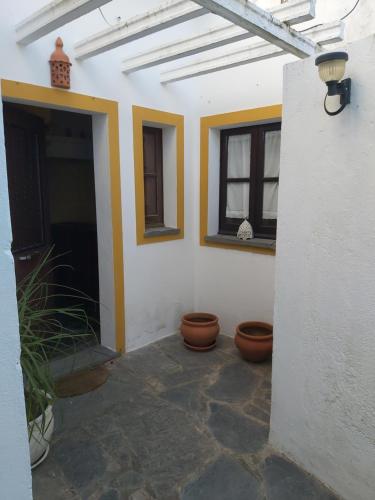 a room with three pots on the side of a house at Casa da Avó Velhinha in Telheiro