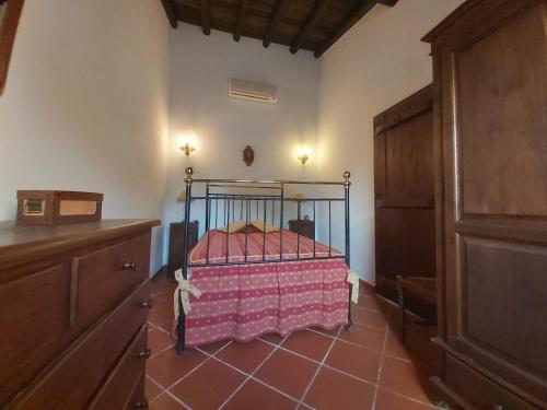 a bedroom with a bed with a pink blanket at Casa da Avó Velhinha in Telheiro