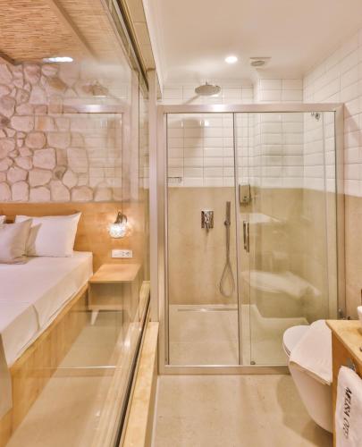 Bilik mandi di Melisa Boutique Hotel & Spa