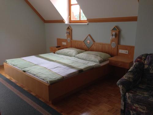 1 dormitorio con cama, ventana y sofá en Haus Rose, en Wenigzell