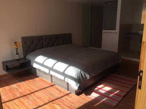 Un dormitorio con una cama grande en una habitación. en Casa Murillo N826, en La Paz