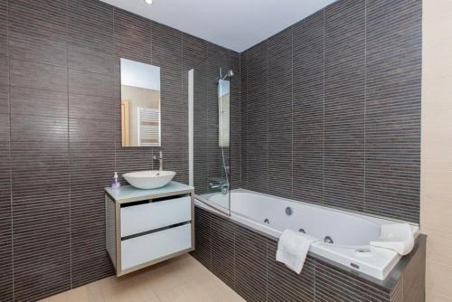 Et badeværelse på Sublime Vilamoura Aquamar 106 by JG Apartments