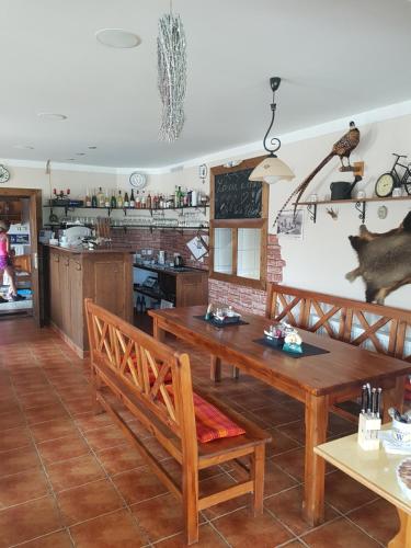 Reštaurácia alebo iné gastronomické zariadenie v ubytovaní Krkonošská chata Viktorka