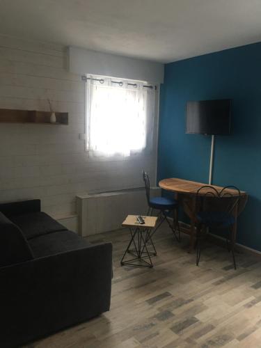 un salon avec un canapé et une table dans l'établissement OUTA Chamonix centre, à Chamonix-Mont-Blanc