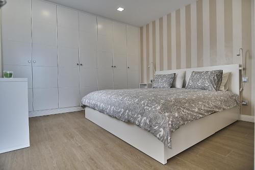 - une chambre avec un grand lit et des placards blancs dans l'établissement Malibú Canteras Ático 23 Vista Mar - Seaview Penthouse, à Las Palmas de Gran Canaria