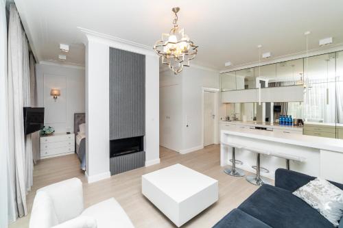 salon z kanapą i stołem w obiekcie Cristal - Neptun Park by OneApartments w Gdańsku