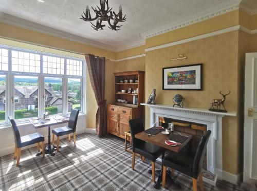 A restaurant or other place to eat at The Knowe Guest House 