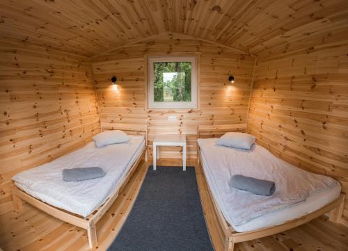 Postel nebo postele na pokoji v ubytování Camping & Camper place Pasvalys