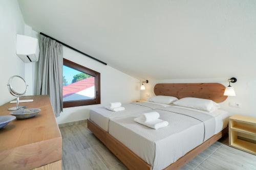 Un pat sau paturi într-o cameră la Oikies Doreta