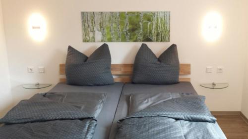 una camera con due letti con cuscini sopra di Spreeparadies-Semisch a Markische Heide