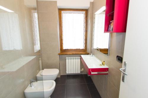 a bathroom with a sink and a toilet and a tub at Casa Alberta in Pieve Di Ledro