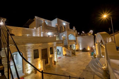 una vista notturna di un edificio con luci di Underground Cave Suites Hotel a Göreme