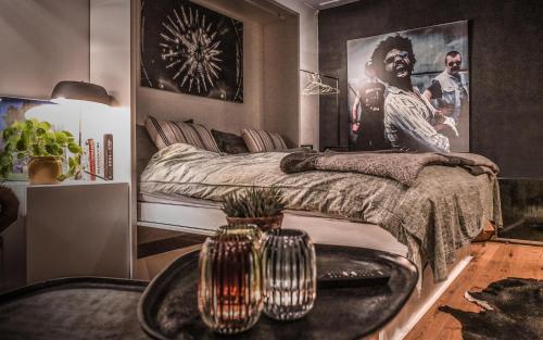 - une chambre avec un lit à baldaquin et une table dans l'établissement Backstage, à Haacht