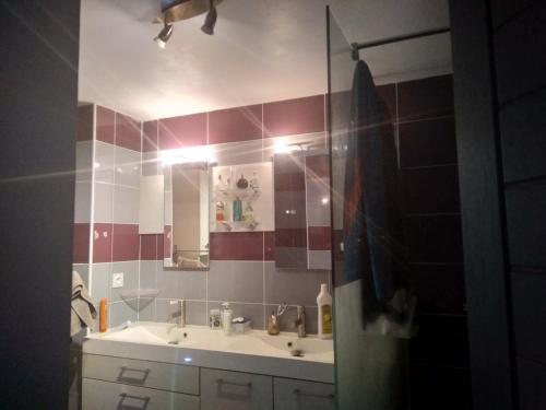 La salle de bains est pourvue d'un lavabo et d'un miroir. dans l'établissement Maison de campagne tout confort, bol d'air frais, à Saint-Beauzély