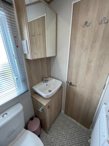 Ένα μπάνιο στο Pheasant's Hollow - 2 bed hot tub lodge with free golf, NO BUGGY