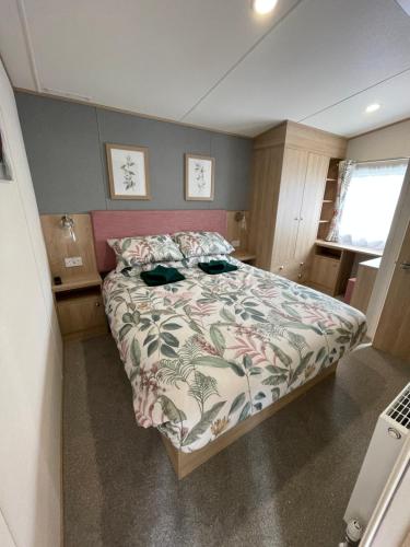 Säng eller sängar i ett rum på Pheasant's Hollow - 2 bed hot tub lodge with free golf, NO BUGGY