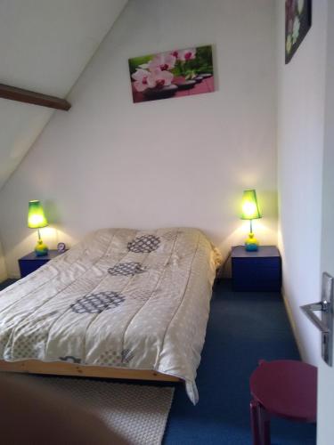 a bedroom with a bed with two lamps on both sides at Maison bord de mer à St Gildas de Rhuys in Saint-Gildas-de-Rhuys