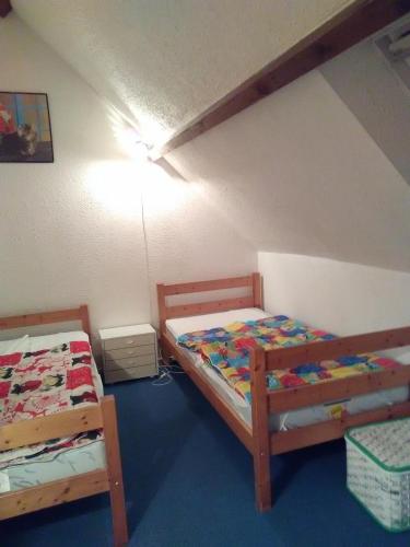 Cette chambre mansardée comprend 2 lits superposés. dans l'établissement Maison bord de mer à St Gildas de Rhuys, à Saint-Gildas-de-Rhuys