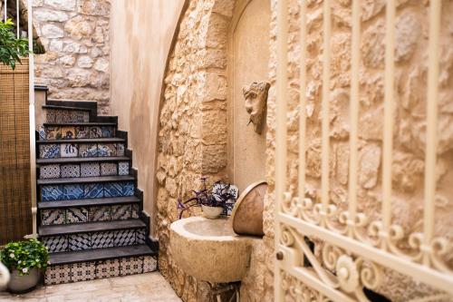 a hallway with a staircase with blue and white vases at Le Cacinare in Modica