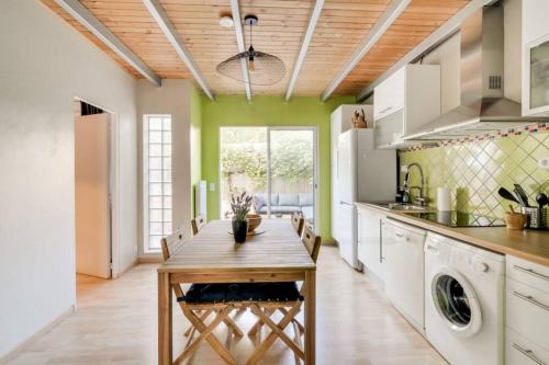 Il comprend une cuisine avec une table en bois et des murs verts. dans l'établissement C059-Splendid apartment with air conditioned - Cannes, à Cannes