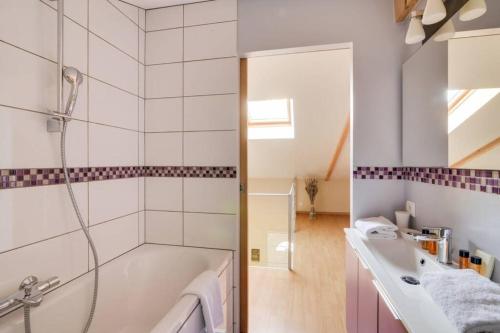 une salle de bain avec une baignoire, un lavabo et une douche dans l'établissement C059-Splendid apartment with air conditioned - Cannes, à Cannes