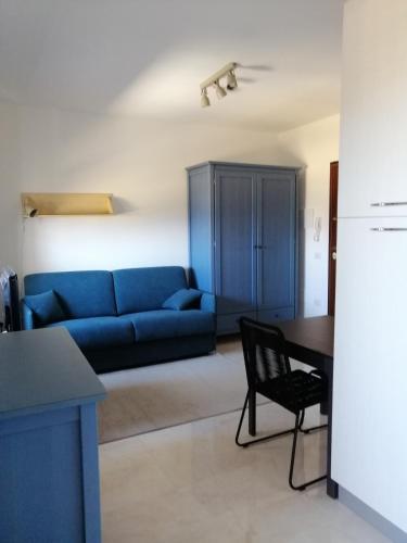 ein Wohnzimmer mit einem blauen Sofa und einem Tisch in der Unterkunft Blu Home in Crotone