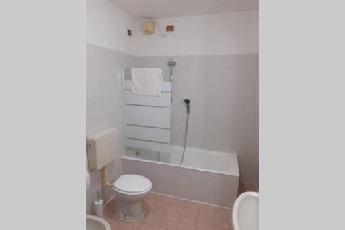 een badkamer met een toilet, een bad en een wastafel bij Casa vacanza Jacopo in Bergamo