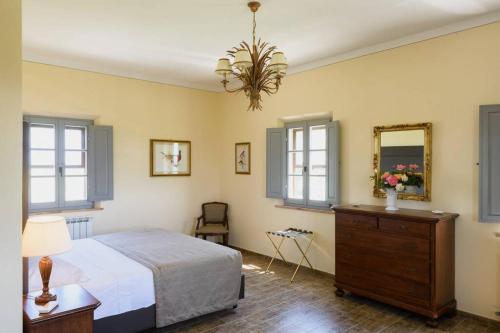 Un dormitorio con una cama, una cómoda y un espejo. en Sant'Ilaria - private 2 bdrs pool villa, en Villa Montesoli