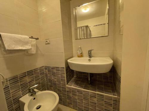 uma casa de banho com um lavatório e um WC em Casa Natalia Holiday Home em Catânia