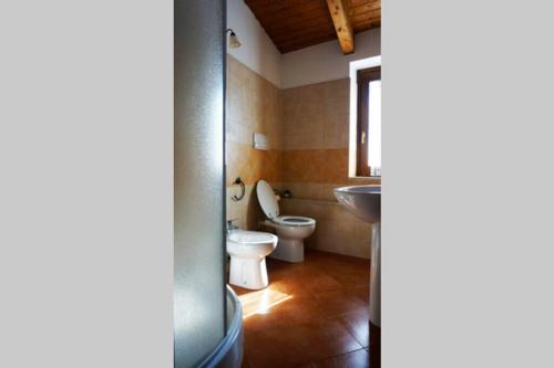 La salle de bains est pourvue de toilettes et d'un lavabo. dans l'établissement Casa Vacanze Giuliana, à Casigliano