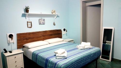 トッレ・スーダにあるLu Salentu Guest Houseのベッドルーム1室(ベッド1台、タオル2枚付)