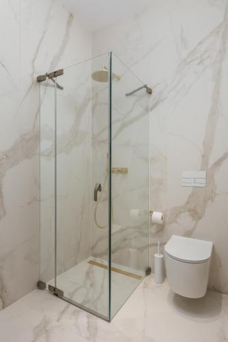 Ένα μπάνιο στο Plaza Apartments