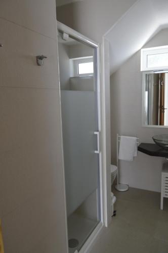 a bathroom with a shower with a glass door at MORADIA NOVA E COMPLETA A 350 MTRS. PRAIA in Vila Nova de Cacela